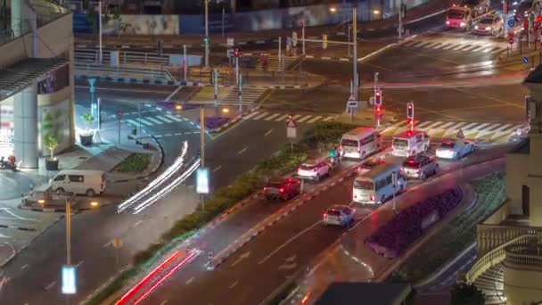 Вид с воздуха на улицу JBR с интенсивным движением ночью timelapse. Дорога и перекрестки Дубая. — стоковое видео