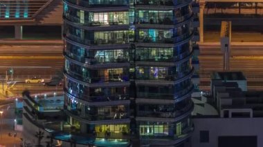 Gece vakti apartmanların pencereleri, evlerin pencerelerinden gelen ışık.