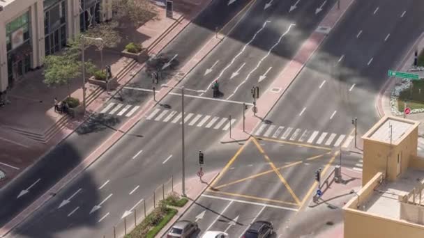 Yoğun trafik saatleriyle JBR caddesinin havadan görüntüsü. Dubai yolu ve kavşaklar. — Stok video