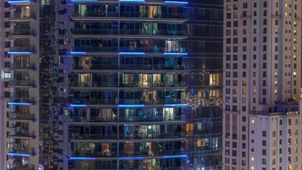 Okna bytových domů v noci timelapse, světlo z oken domů — Stock video