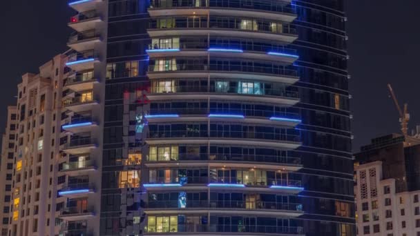 Ventanas de edificios de apartamentos por la noche timelapse, la luz de las ventanas de las casas — Vídeo de stock