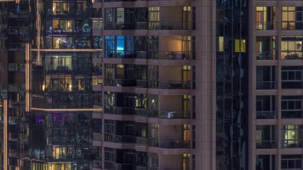 Ventanas de edificios de apartamentos por la noche timelapse, la luz de las ventanas de las casas — Vídeos de Stock