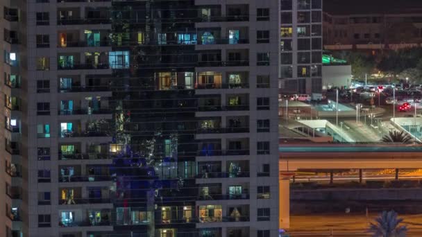 Fenster von Mehrfamilienhäusern im Zeitraffer der Nacht, das Licht aus den Fenstern der Häuser — Stockvideo