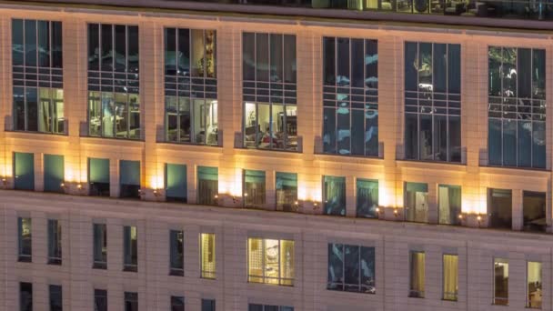 Jendela-jendela bangunan apartemen di malam hari timelapse, cahaya dari jendela rumah — Stok Video