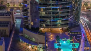 Havuzun dışındaki lüks yüzme havuzu ve havadaki dinlenme bölgesi.