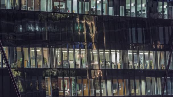 夜のオフィスビルの窓、家の窓からの光 — ストック動画