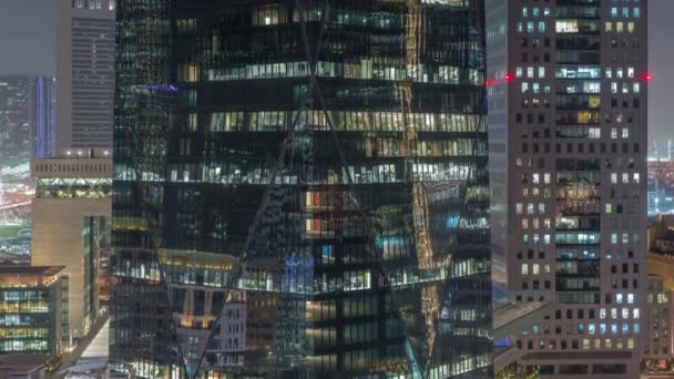 Ventanas de edificios de oficinas por la noche timelapse, la luz de las ventanas de las casas — Vídeo de stock