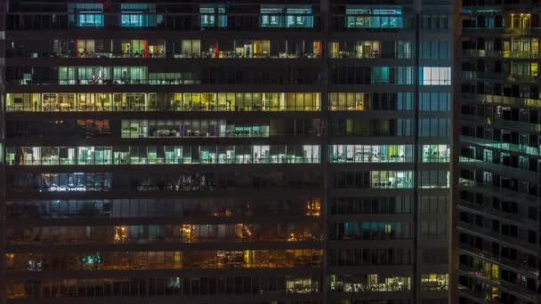 Fenster von Bürogebäuden im Zeitraffer von Tag zu Tag, das Licht aus den Fenstern von Häusern — Stockvideo