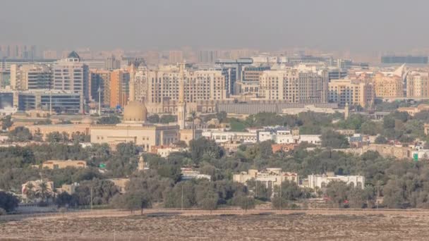 Widok z lotu ptaka meczetu i okolicy Deira na tle timelapse. Dubaj, Zjednoczone Emiraty Arabskie — Wideo stockowe