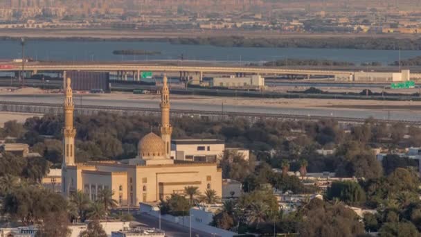 Veduta aerea di moschea e quartiere Deira su un timelapse sfondo. Dubai, Emirati Arabi Uniti — Video Stock