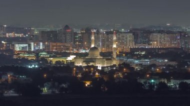 Caminin ve Deira 'nın hava manzarası arka plandaki gece programında. Dubai, Birleşik Arap Emirlikleri
