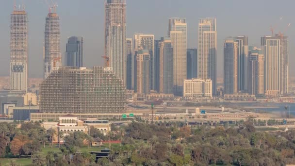 Dubai Creek Harbor con rascacielos y torres en construcción timelapse aéreo — Vídeos de Stock