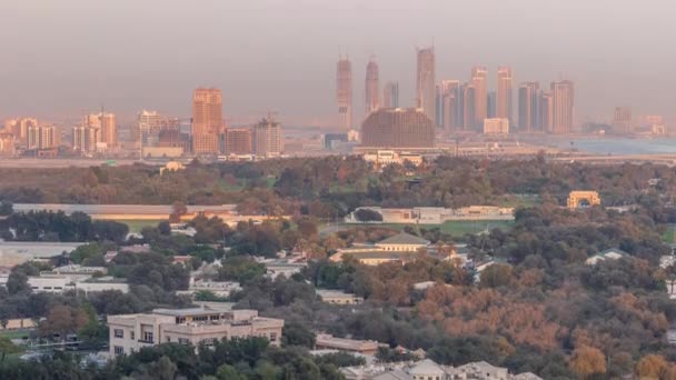 Dubai Creek Limanı 'nda gökdelenler ve inşaat halindeki kuleler var. — Stok video