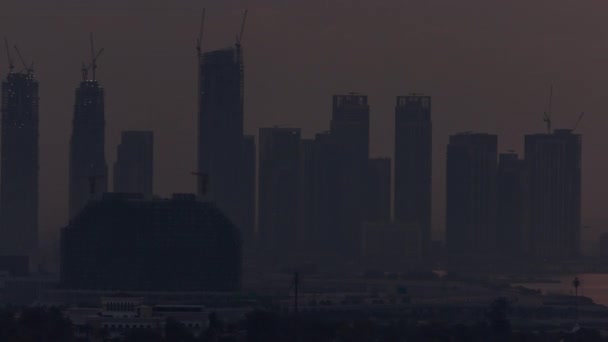 Lever de soleil sur Dubai Creek Harbor avec des gratte-ciel et des tours en construction timelapse aérien — Video