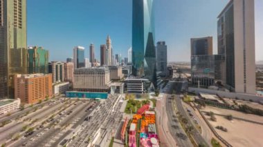 Dubai Uluslararası Finans Bölgesi hava kuvvetleri tüm gün yayın yapacak. İş ve finans kulelerinin panoramik görünümü.