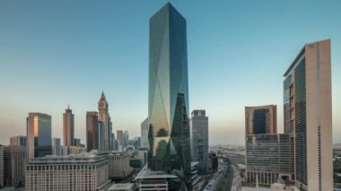 Dubai Uluslararası Finans Bölgesi hava gününden gece saatine. İş ve finans kulelerinin panoramik görünümü.