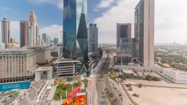 두 바이 국제 금융 지구 (Dubai International Financial District) 는 하루 종일 운항하는 항공이다. 상업계 와 금융계 의탑들을 한눈에 볼 수있는 전경. — 비디오
