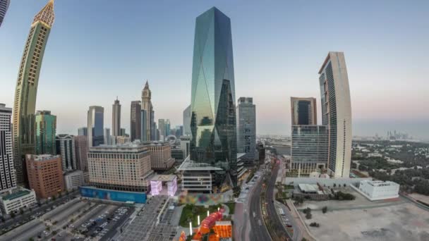 Panorama van Dubai International Financial District lucht dag tot nacht timelapse. Zicht op zakelijke en financiële kantoortorens. — Stockvideo