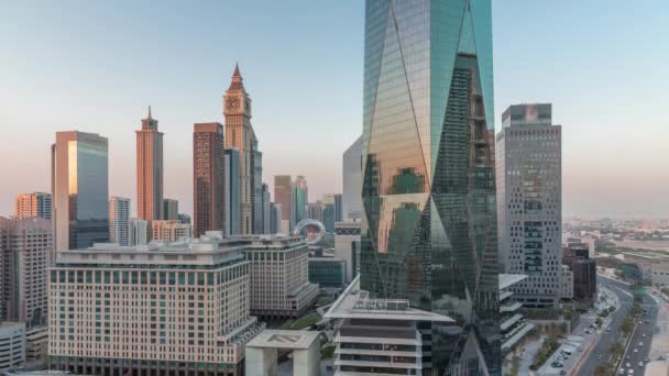 迪拜国际金融区从早到晚都在空中穿梭。商务和金融办公大楼全景. — 图库视频影像