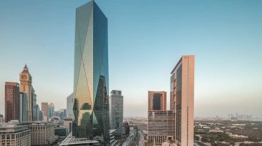 Dubai Uluslararası Finans Bölgesi hava gününden gece saatine. İş ve finans kulelerinin panoramik görünümü.