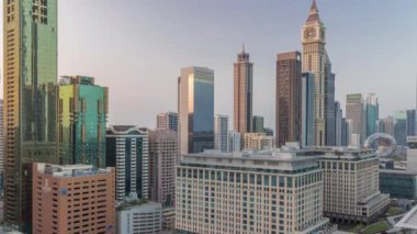 Dubai Uluslararası Finans Bölgesi hava gününden gece saatine. İş ve finans kulelerinin panoramik görünümü.