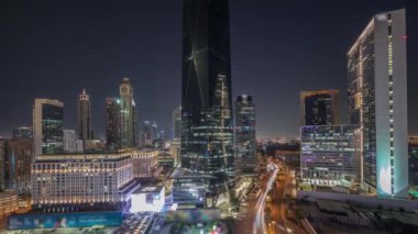 Dubai Uluslararası Finans Bölgesi Hava Gecesi Zamanlaması. İş ve finans kulelerinin panoramik görünümü.