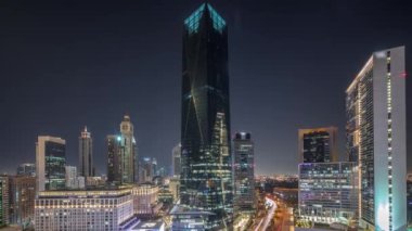 Dubai Uluslararası Finans Bölgesi hava sahasında tüm gece. İş ve finans kulelerinin panoramik görünümü.