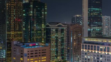 Dubai Uluslararası Finans Bölgesi Hava Gecesi Zamanlaması. İş ve finans kulelerinin panoramik görünümü.