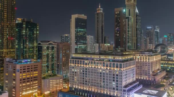 Dubai International Financial distrito aéreo noche timelapse. Vista panorámica de las torres de oficinas comerciales y financieras. — Vídeos de Stock