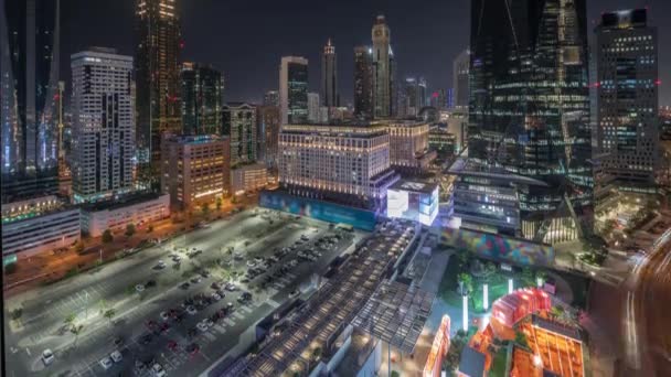 Distretto finanziario internazionale di Dubai timelapse notte aerea. Vista panoramica delle torri degli uffici commerciali e finanziari. — Video Stock