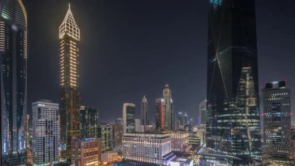 Dubai International Financial distrito aéreo noche timelapse. Vista panorámica de las torres de oficinas comerciales y financieras. — Vídeos de Stock
