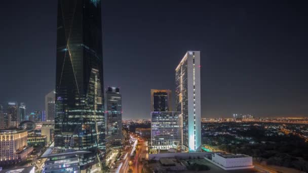 Distretto finanziario internazionale di Dubai timelapse notte aerea. Vista panoramica delle torri degli uffici commerciali e finanziari. — Video Stock