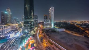 Dubai Uluslararası Finans Bölgesi 'nde gece hava trafiği. İş ve finans kulelerinin panoramik görünümü.