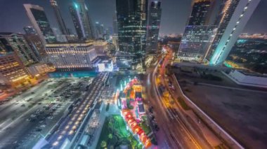 Dubai Uluslararası Finans Bölgesi Hava Gecesi Zamanlaması. İş ve finans kulelerinin panoramik görünümü.