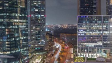Dubai Uluslararası Finans Bölgesi Hava Gecesi Zamanlaması. İş ve finans kulelerinin panoramik görünümü.