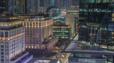 Dubai Uluslararası Finans Bölgesi Hava Gecesi Zamanlaması. İş ve finans kuleleri manzarası.