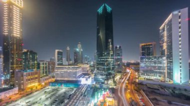 Dubai Uluslararası Finans Bölgesi hava sahasında tüm gece. İş ve finans kulelerinin panoramik görünümü.