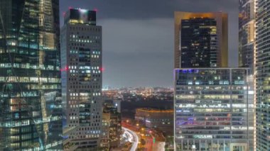Dubai Uluslararası Finans Bölgesi hava sahasında tüm gece. İş ve finans kuleleri manzarası.