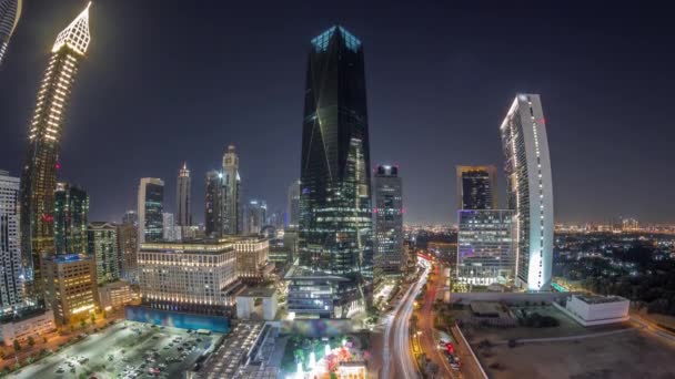 Panorama do Dubai International Financial District aéreo durante toda a noite timelapse. Vista panorâmica das torres de negócios e de escritórios financeiros. — Vídeo de Stock