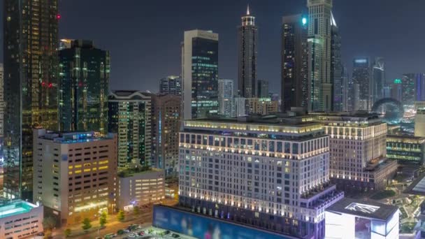 Dubai International Financial distrito aéreo noche timelapse. Vista de las torres de oficinas comerciales y financieras. — Vídeos de Stock