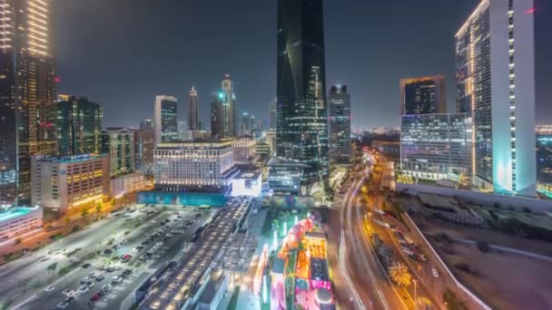 Dubai International Financial distrito aéreo noche timelapse. Vista panorámica de las torres de oficinas comerciales y financieras. — Vídeo de stock