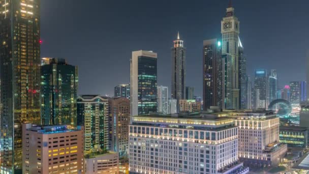 Dubai International Financial distrito aéreo toda la noche timelapse. Vista de las torres de oficinas comerciales y financieras. — Vídeos de Stock