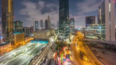 Dubai Uluslararası Finans Bölgesi hava sahasından gece gündüz. İş yeri kulelerinin panoramik görünümü.