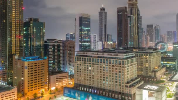 Dubai International Financial distrito aéreo noche al día timelapse. Vista de las torres de oficinas comerciales. — Vídeo de stock