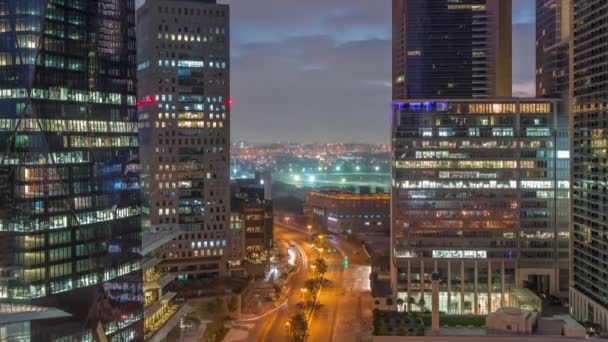 Dubai International Financial district aérien nuit au jour le jour. Vue des tours de bureaux d'affaires. — Video