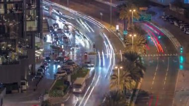 Al Saada caddesindeki trafiğin Skyline görüntüsü DIFC bölgesi yakınlarındaki Dubai, BAE 'de gece zamanı..