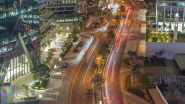 Al Saada caddesindeki trafiğin Skyline görüntüsü DIFC bölgesi yakınlarındaki Dubai, BAE 'de gece zamanı..