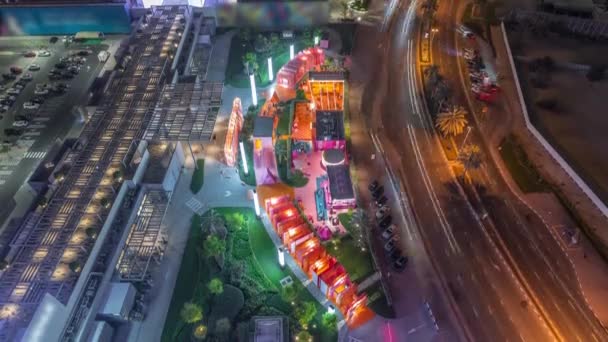 Vista panorámica del tráfico en la calle Al Saada cerca del timelapse nocturno del distrito DIFC en Dubai, Emiratos Árabes Unidos. — Vídeo de stock
