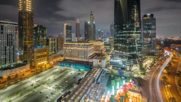 Dubai Uluslararası Finans Bölgesi hava sahasında tüm gece. İş ve finans kulelerinin panoramik görünümü. — Stok video