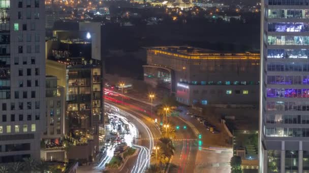 아랍에미리트 두바이 의 DIFC 지구 근처의 알사다 거리의 교통을 보여 주는 스카이라인 사진.. — 비디오